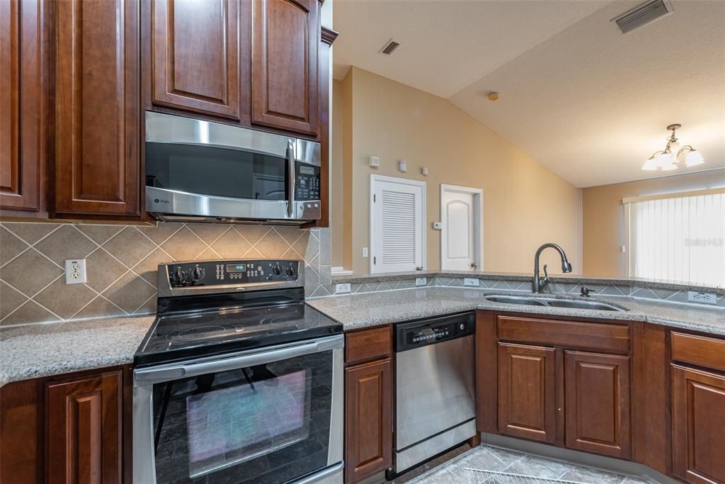 For Rent: $1,950 (2 beds, 2 baths, 1298 Square Feet)