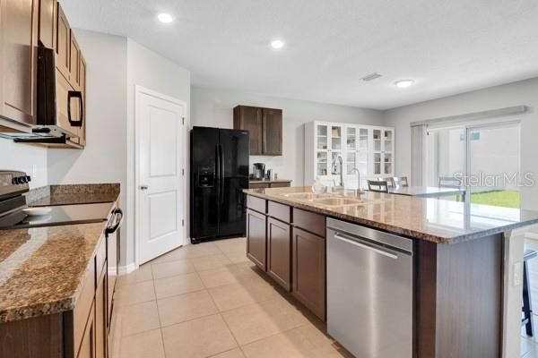 На продажу: $349,900 (4 спален, 2 ванн, 1846 Квадратных фут)