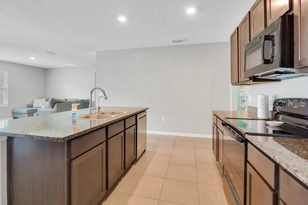 На продажу: $349,900 (4 спален, 2 ванн, 1846 Квадратных фут)