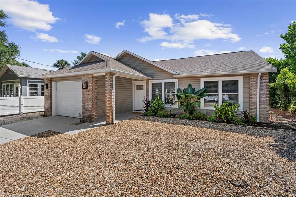 For Sale: $589,000 (3 beds, 2 baths, 1186 Square Feet)