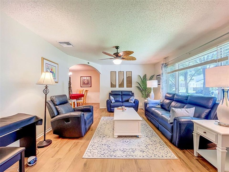 En Venta: $439,950 (4 camas, 2 baños, 1850 Pies cuadrados)