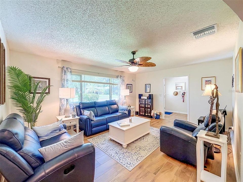 En Venta: $439,950 (4 camas, 2 baños, 1850 Pies cuadrados)