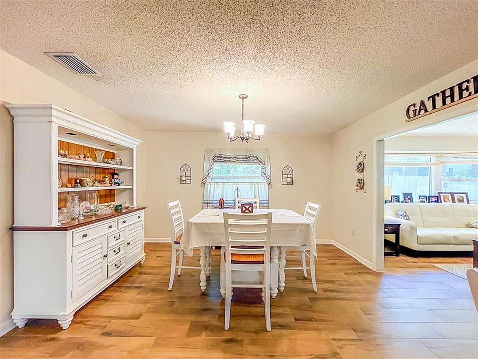 En Venta: $439,950 (4 camas, 2 baños, 1850 Pies cuadrados)