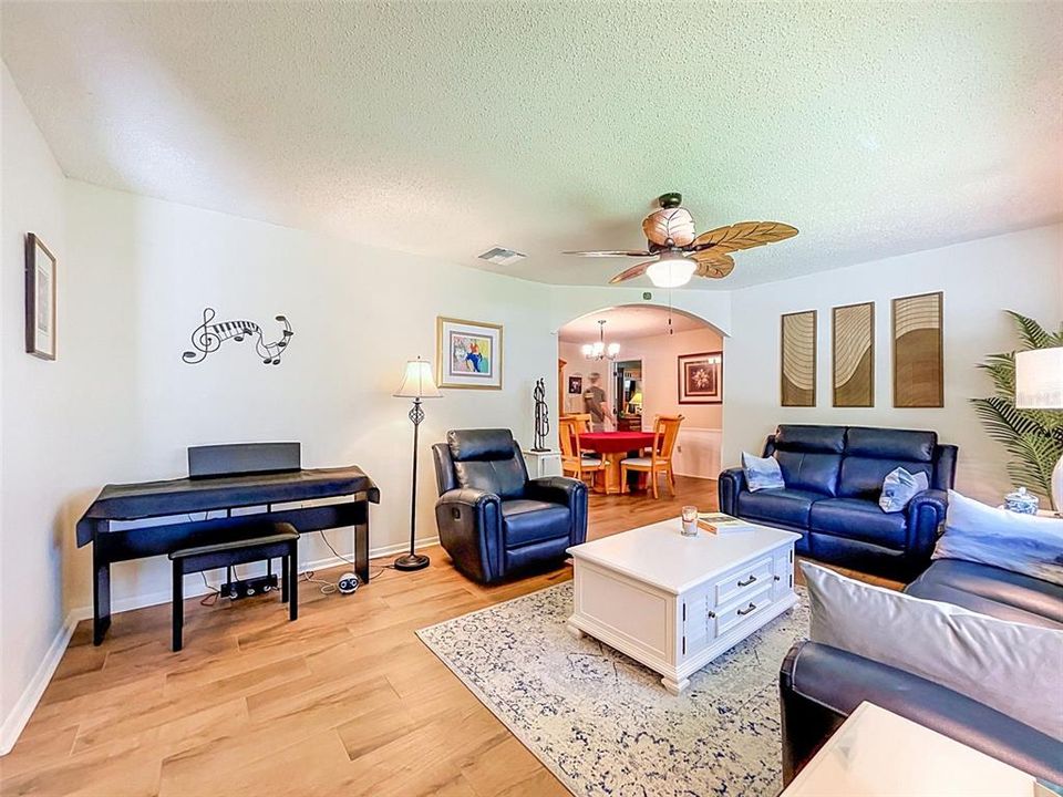 En Venta: $439,950 (4 camas, 2 baños, 1850 Pies cuadrados)
