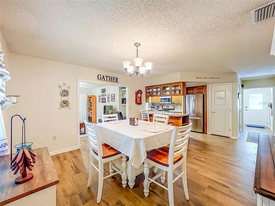 En Venta: $439,950 (4 camas, 2 baños, 1850 Pies cuadrados)