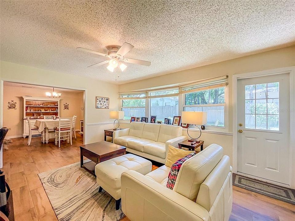 En Venta: $439,950 (4 camas, 2 baños, 1850 Pies cuadrados)
