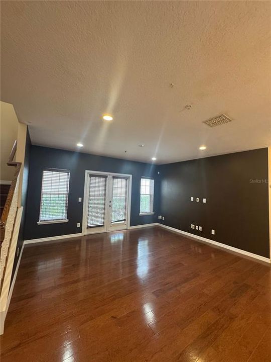 For Rent: $2,995 (3 beds, 2 baths, 1998 Square Feet)