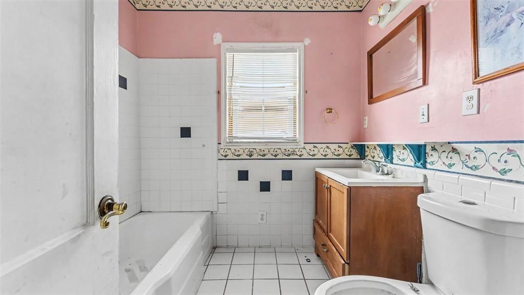 For Sale: $99,900 (2 beds, 2 baths, 1395 Square Feet)