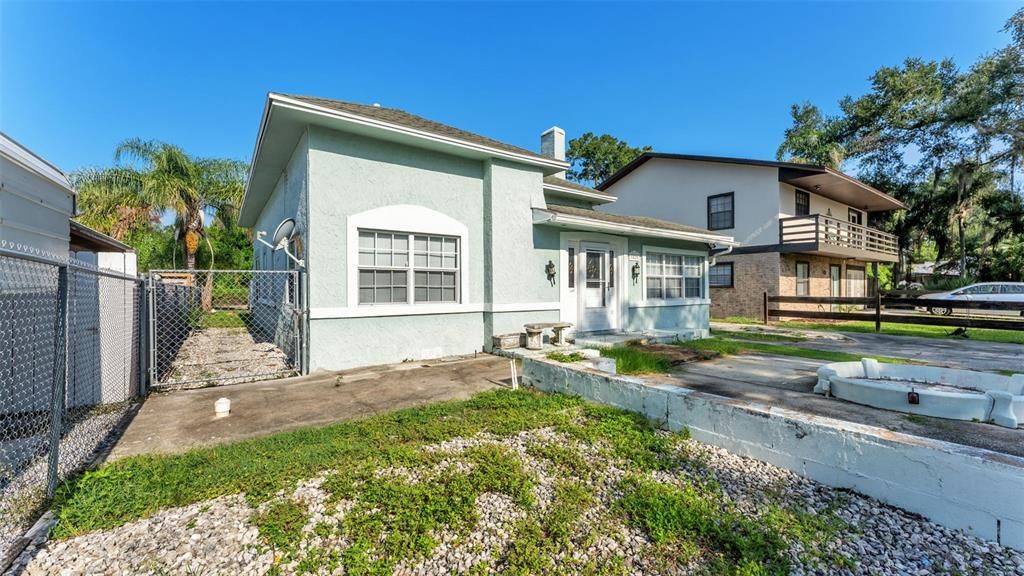For Sale: $99,900 (2 beds, 2 baths, 1395 Square Feet)