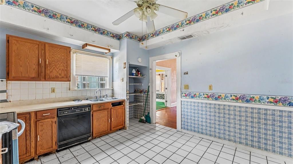 For Sale: $99,900 (2 beds, 2 baths, 1395 Square Feet)