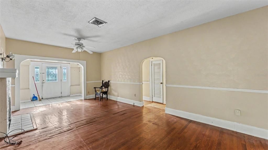 For Sale: $99,900 (2 beds, 2 baths, 1395 Square Feet)