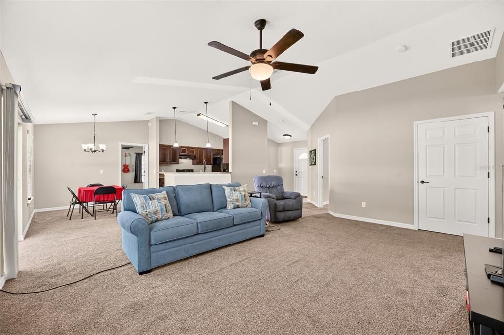 For Sale: $299,900 (4 beds, 2 baths, 1747 Square Feet)