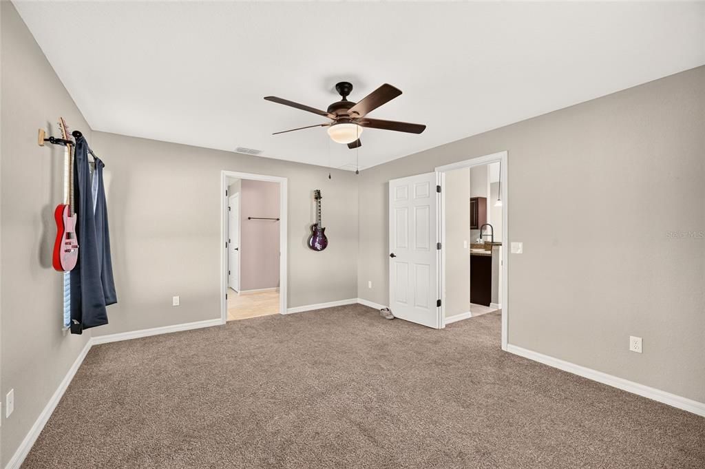For Sale: $299,900 (4 beds, 2 baths, 1747 Square Feet)