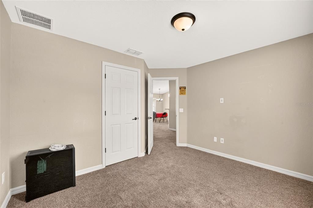 For Sale: $299,900 (4 beds, 2 baths, 1747 Square Feet)