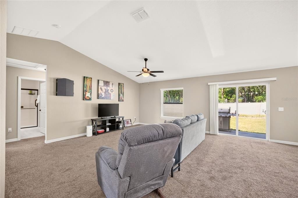 For Sale: $299,900 (4 beds, 2 baths, 1747 Square Feet)