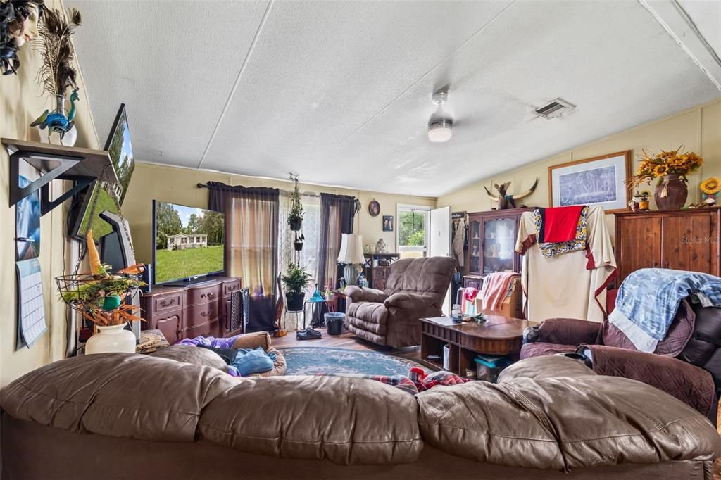 For Sale: $214,900 (3 beds, 2 baths, 1296 Square Feet)