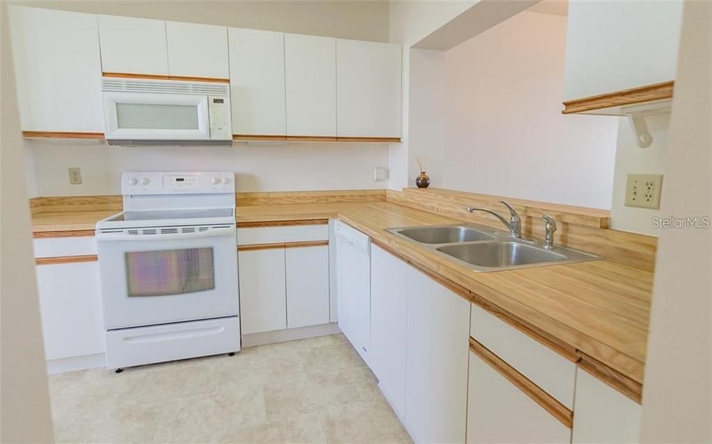 For Rent: $3,000 (2 beds, 2 baths, 1145 Square Feet)