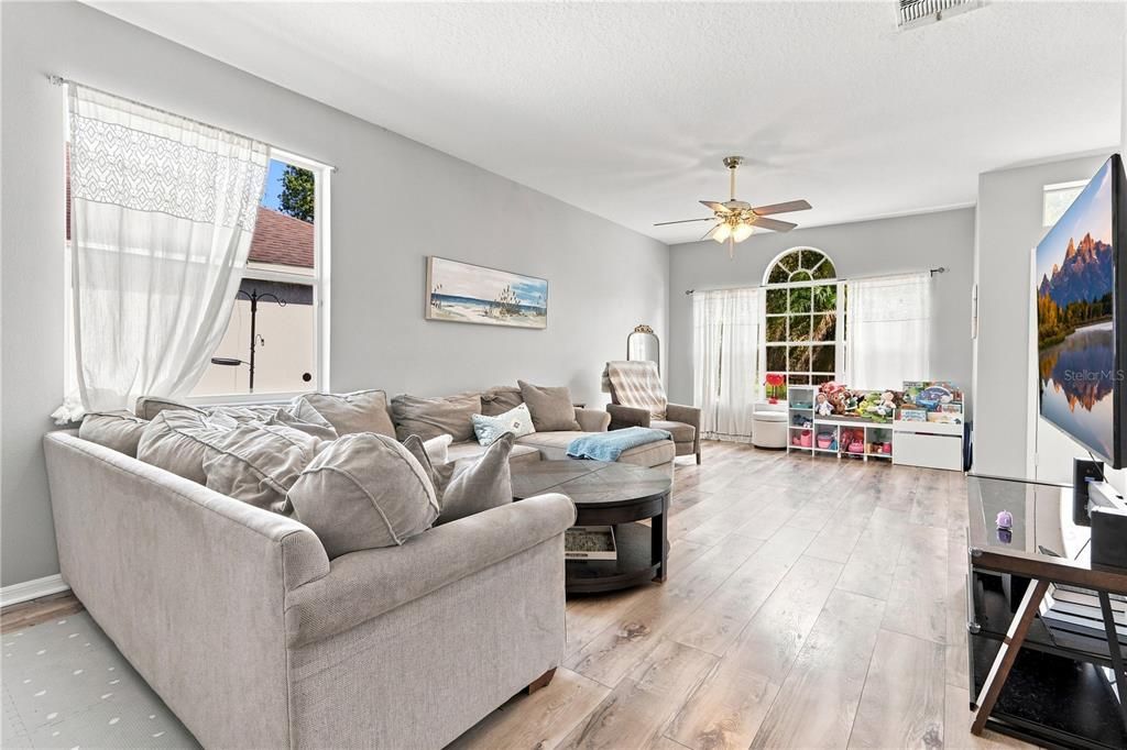 For Sale: $499,900 (4 beds, 2 baths, 1952 Square Feet)