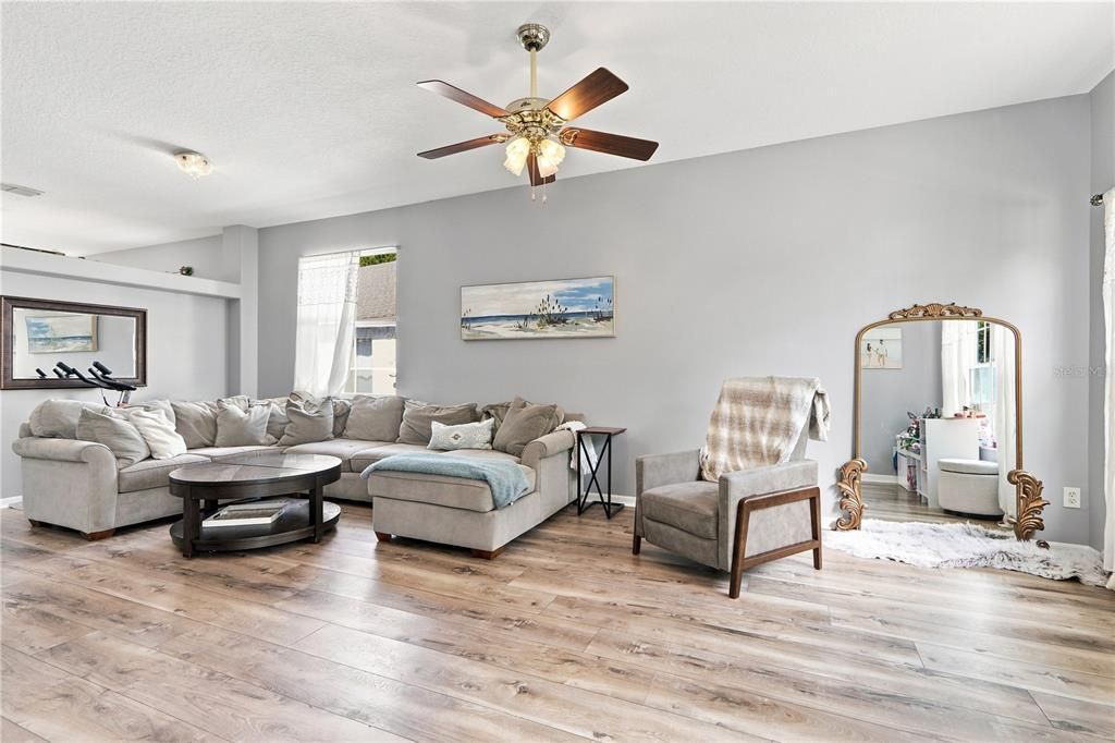For Sale: $499,900 (4 beds, 2 baths, 1952 Square Feet)