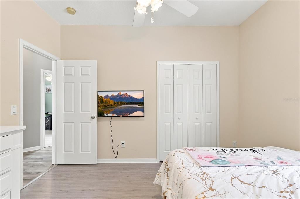 For Sale: $499,900 (4 beds, 2 baths, 1952 Square Feet)