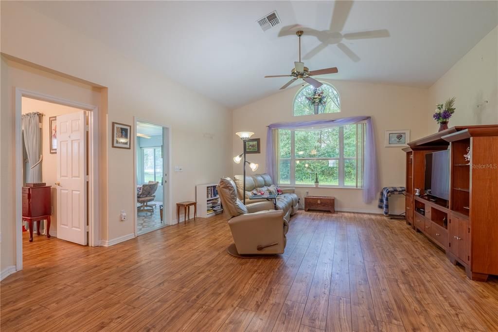 For Sale: $275,000 (3 beds, 2 baths, 1604 Square Feet)