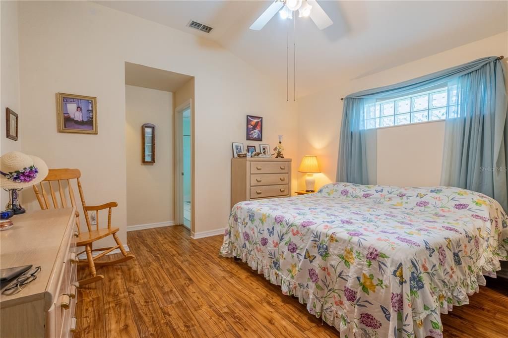 For Sale: $275,000 (3 beds, 2 baths, 1604 Square Feet)