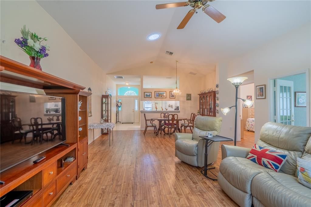 For Sale: $275,000 (3 beds, 2 baths, 1604 Square Feet)