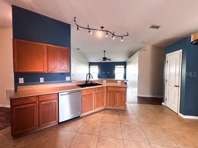 En Venta: $485,900 (4 camas, 2 baños, 1943 Pies cuadrados)