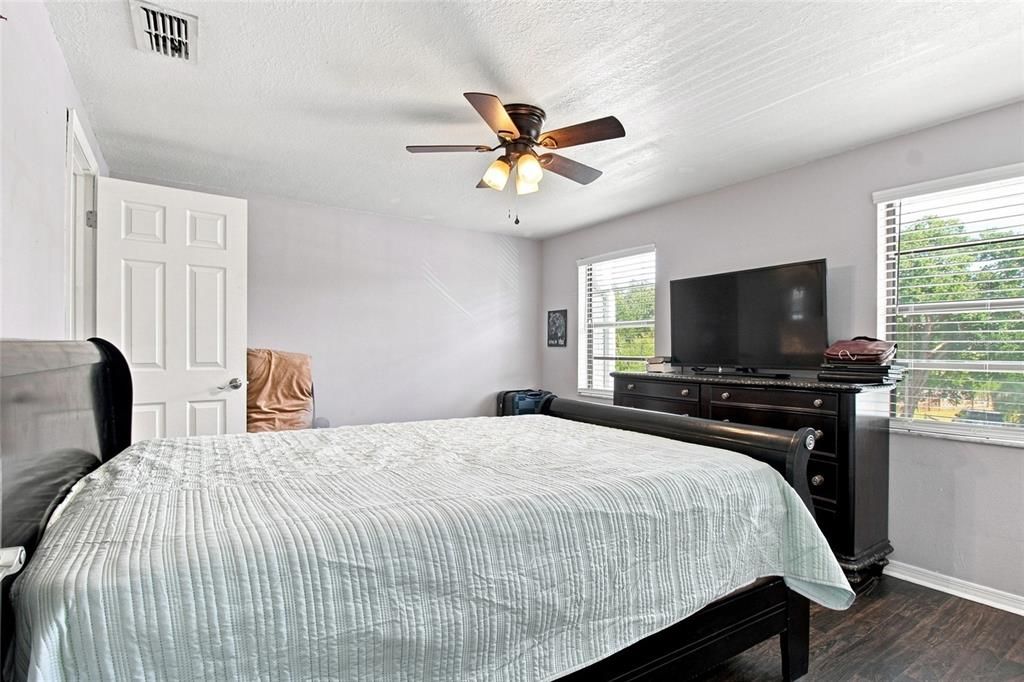 For Sale: $295,000 (2 beds, 1 baths, 1522 Square Feet)
