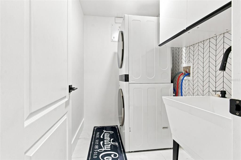 For Sale: $499,990 (4 beds, 2 baths, 2813 Square Feet)