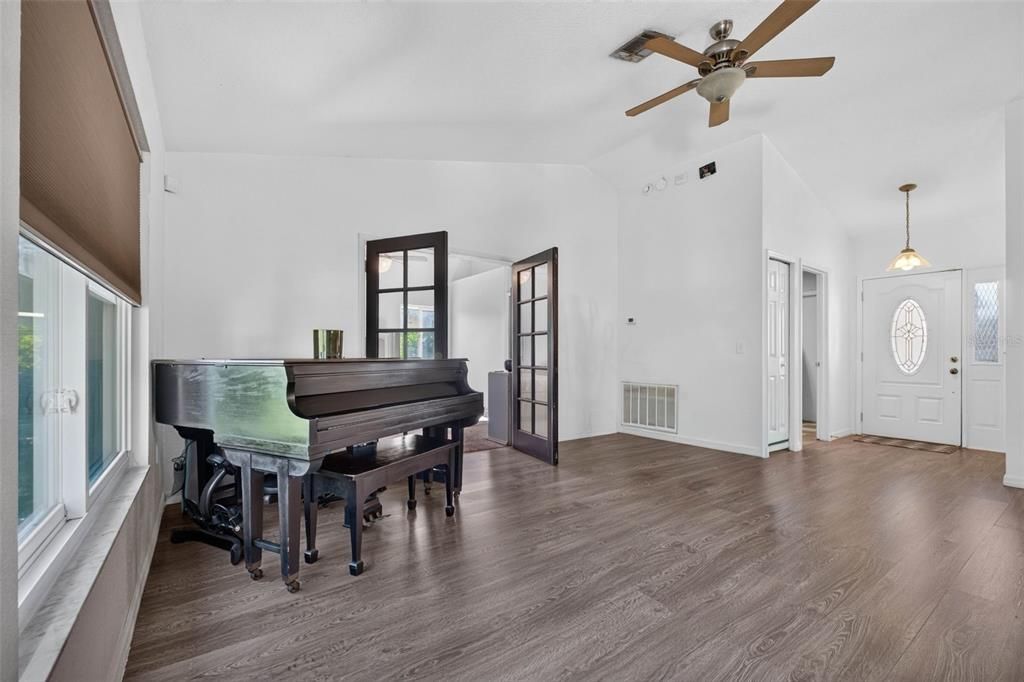 For Sale: $277,000 (4 beds, 2 baths, 1837 Square Feet)