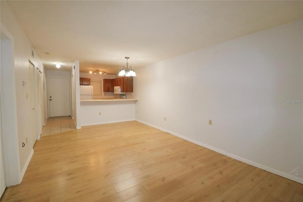For Rent: $1,200 (2 beds, 2 baths, 874 Square Feet)