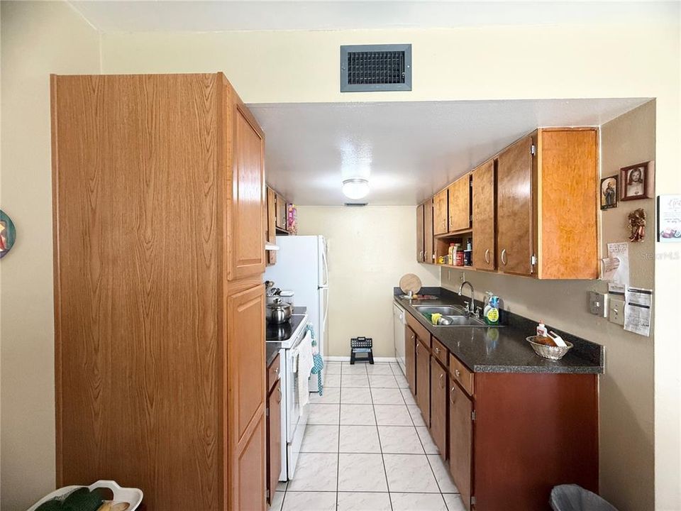 For Sale: $175,000 (2 beds, 2 baths, 970 Square Feet)