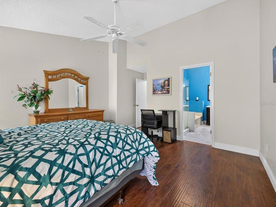 En Venta: $395,000 (4 camas, 2 baños, 1921 Pies cuadrados)