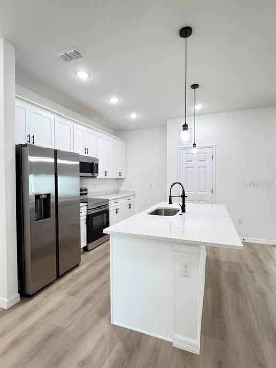 В аренду: $2,095 (4 спален, 2 ванн, 1708 Квадратных фут)
