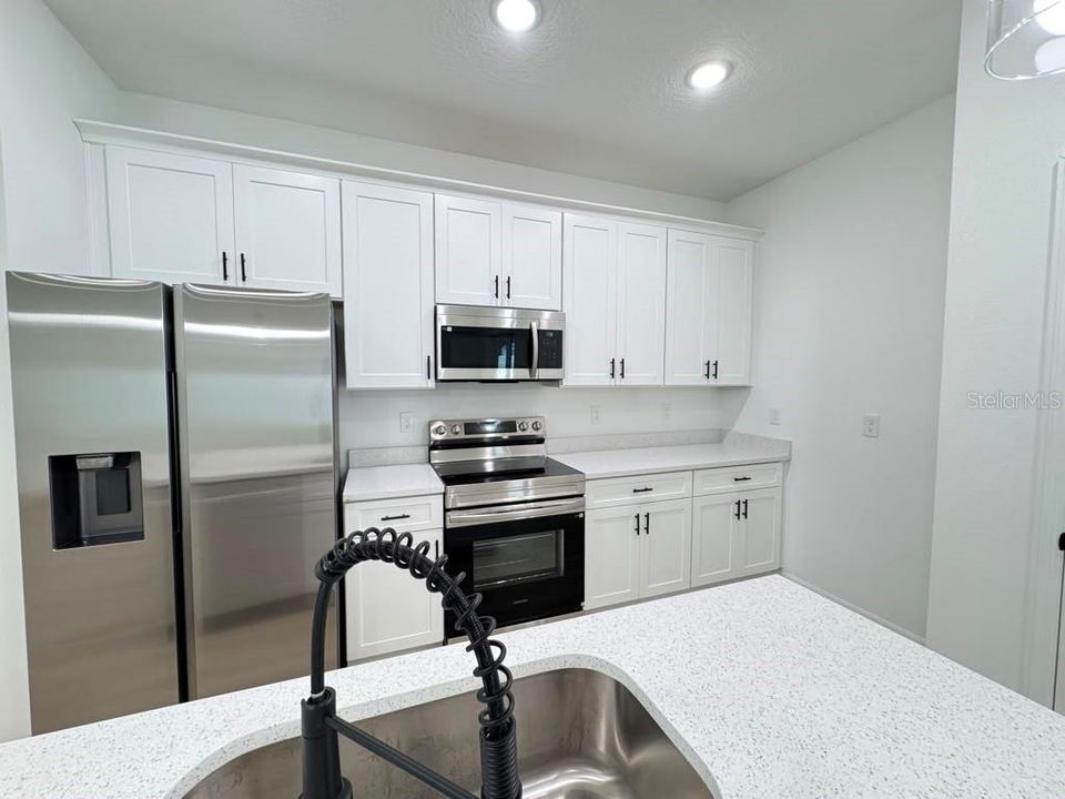 В аренду: $2,095 (4 спален, 2 ванн, 1708 Квадратных фут)