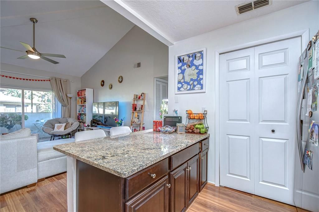 For Rent: $1,600 (2 beds, 1 baths, 752 Square Feet)