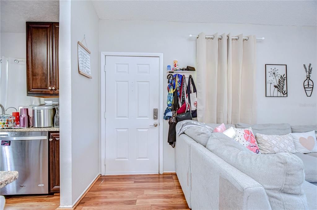 For Rent: $1,600 (2 beds, 1 baths, 752 Square Feet)