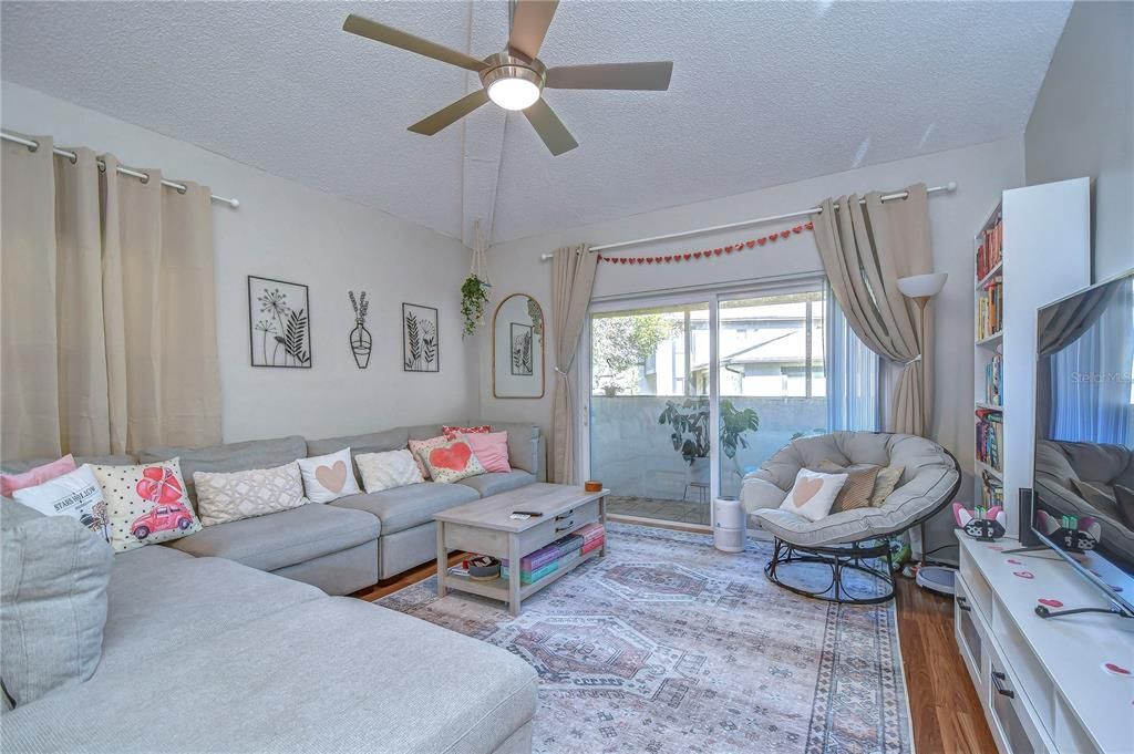 For Rent: $1,600 (2 beds, 1 baths, 752 Square Feet)