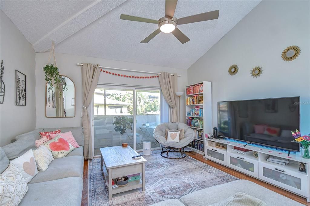 For Rent: $1,600 (2 beds, 1 baths, 752 Square Feet)