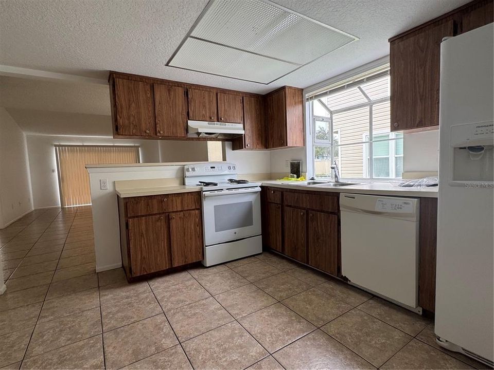 For Rent: $2,100 (3 beds, 2 baths, 1658 Square Feet)