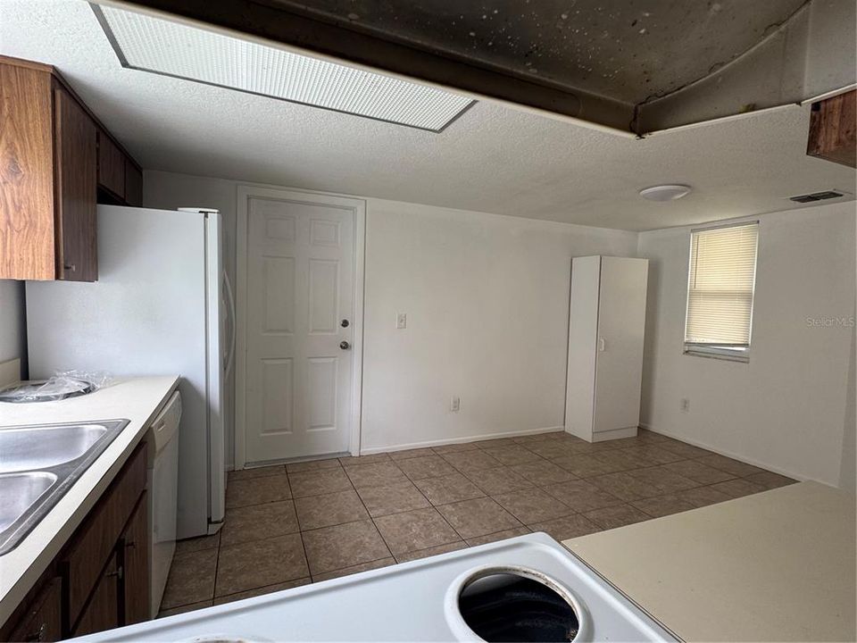 For Rent: $2,100 (3 beds, 2 baths, 1658 Square Feet)