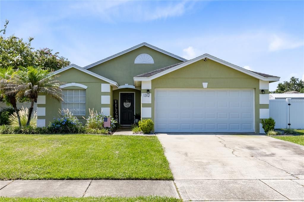 For Sale: $450,000 (3 beds, 2 baths, 1307 Square Feet)