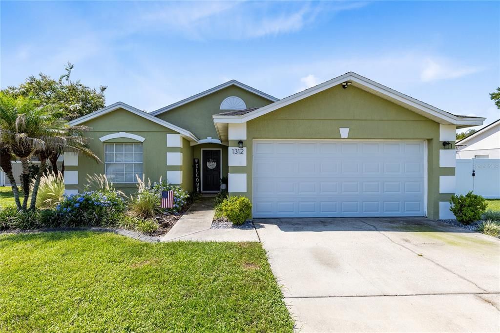For Sale: $450,000 (3 beds, 2 baths, 1307 Square Feet)