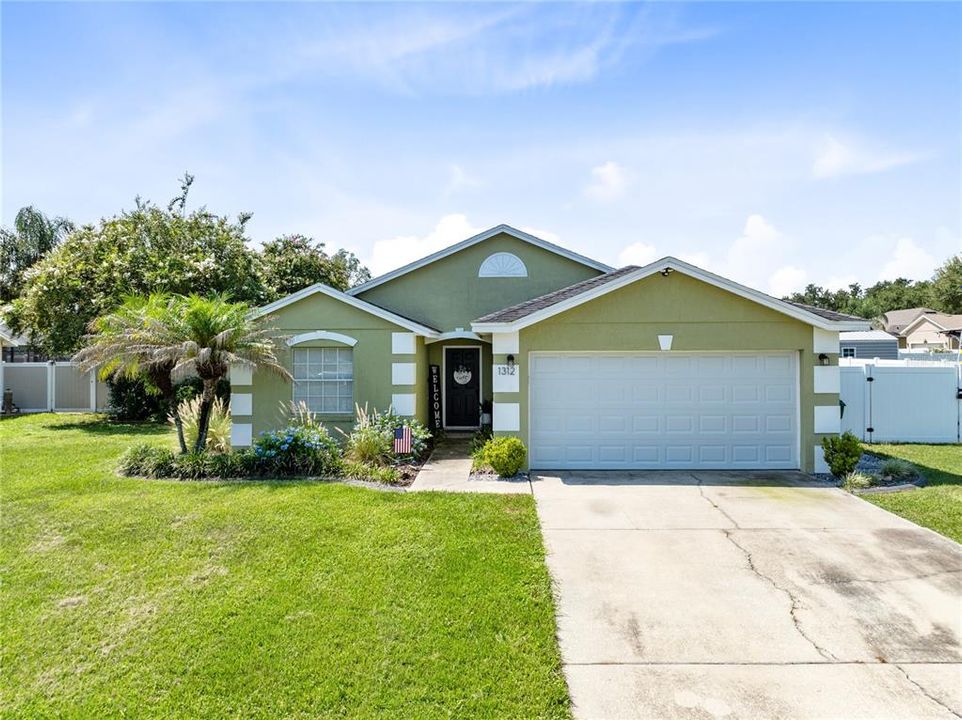 For Sale: $450,000 (3 beds, 2 baths, 1307 Square Feet)