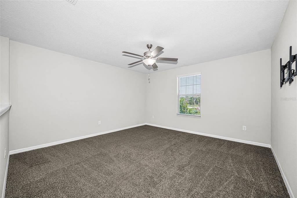 For Sale: $409,900 (4 beds, 2 baths, 2584 Square Feet)