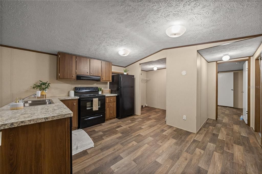For Sale: $124,900 (2 beds, 2 baths, 843 Square Feet)