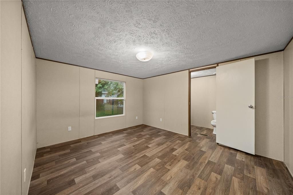 For Sale: $124,900 (2 beds, 2 baths, 843 Square Feet)