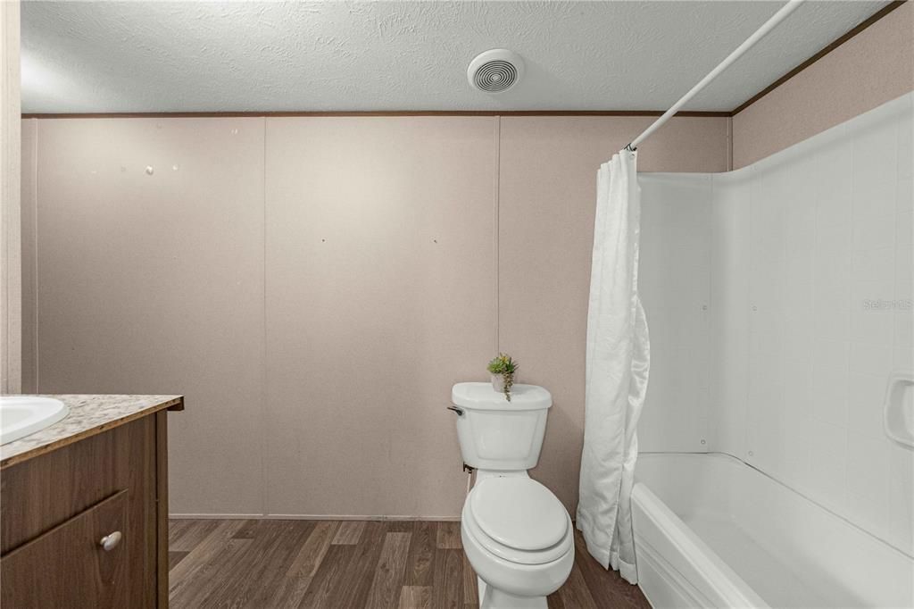 For Sale: $124,900 (2 beds, 2 baths, 843 Square Feet)
