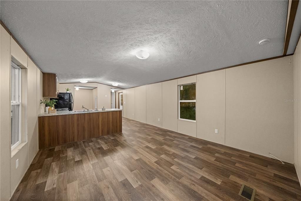 For Sale: $124,900 (2 beds, 2 baths, 843 Square Feet)